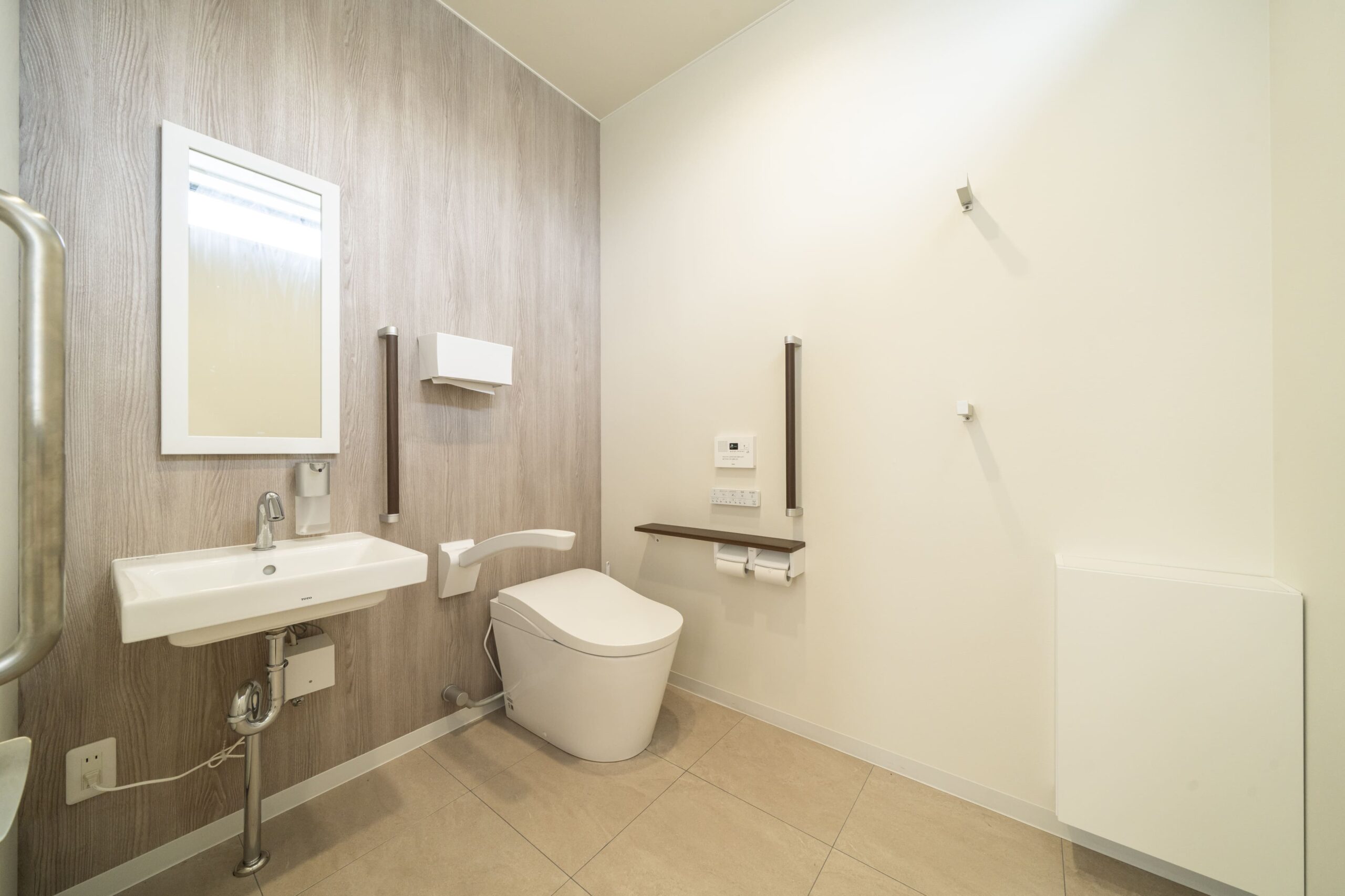 お手洗い: 車椅子をご利用の方でも使いやすい、広々とした多目的トイレを完備しています。