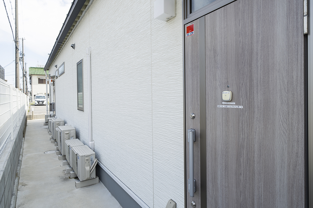 発熱のある方は裏口からお入りください